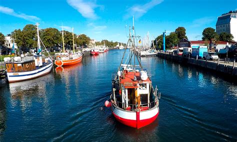 The breeze off the baltic sea is frequently strong enough, and the local shops sell colorfully decorated kites for you to fly. Hundert Prozent made in Warnemünde - WMNDE.de