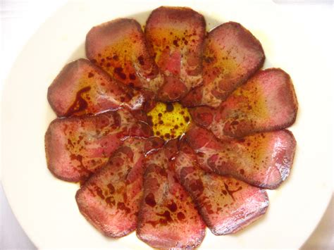 La clave estaba en colocar una maceta rellenita de estas plantas en el frente de la casa. Plato de lengua de ternera ahumada y marinada con aceite y ...