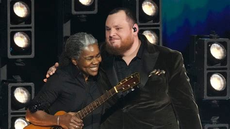Grammy Awards Watch Tracy Chapman And Luke Combs Perform Fast Car