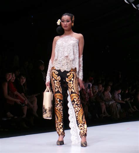 Kebaya anne avantie seperti memberikan roh tersendiri pada dunia fashion kebaya di indonesia. Anne Avantie/ Kebaya Panjang : Anne avantie (born in ...