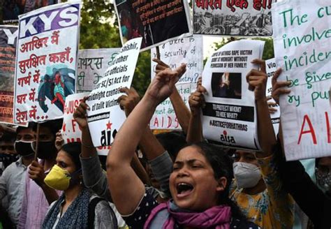 太惨了！印度一女子称遭5人轮奸后，去报案时又被警察强奸 印度 新浪科技 新浪网