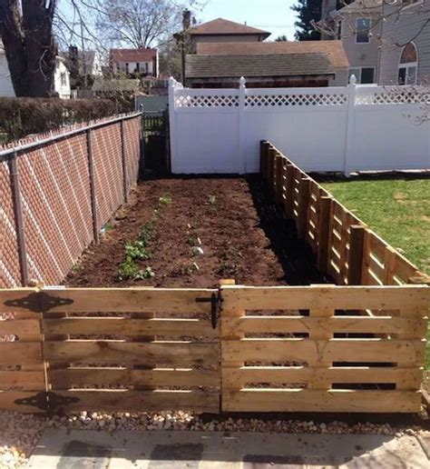 12 Impressive Pallet Fence Ideas Anyone Can Build Diy Garden Fence