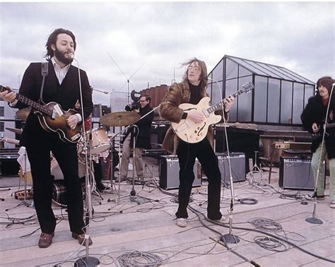 The Beatles Performing Their Famous Rooftop Concert The Beatles Vrogue