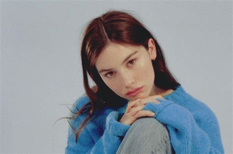 Gracie Abrams Shares New Song “21” Pretty People Cool Hairstyles Beauty