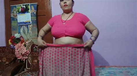 homely aunty huge boobs and navel in saree