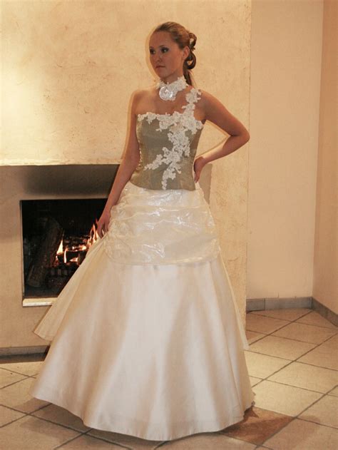 Das perfekte hochzeitskleid für jede frau. Zweifarbiges Brautkleid grün und Creme aus Satin, Spitze ...
