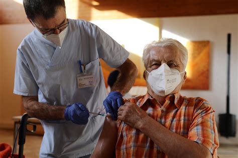 Mitten im stadtteil schelmenholz liegt das pflegezentrum. 50 Bewohner im Haus im Schelmenholz geimpft - doch was ist ...