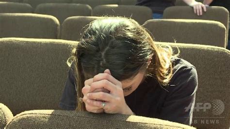 動画：米高校銃乱射、教会のミサで犠牲者追悼 手取り合い祈る生徒ら 写真1枚 国際ニュース：afpbb News
