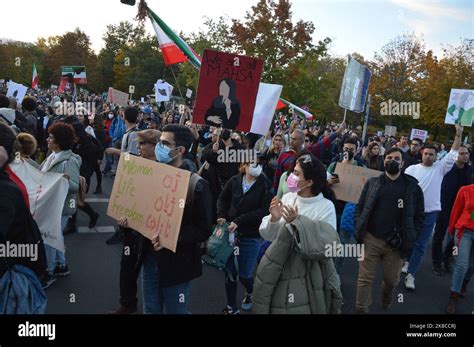 berlin deutschland 22 oktober 2022 zehntausende demonstrieren gegen das iranische regime