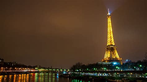 4k Free Download Paris Eiffel Tower With Yellow Lighting With Brown