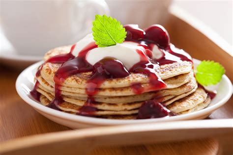 Frühstück Rezept: Pfannkuchen mit Joghurt, Vanille und Kirschen invikoo