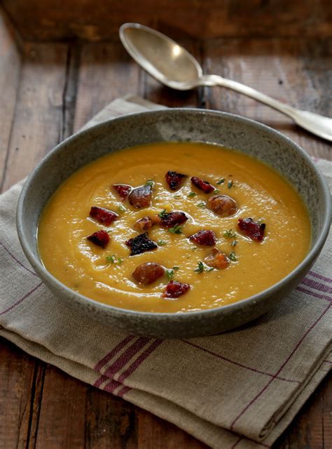 Soupe réconfortante à la courge butternut aux pois chiches et chorizo