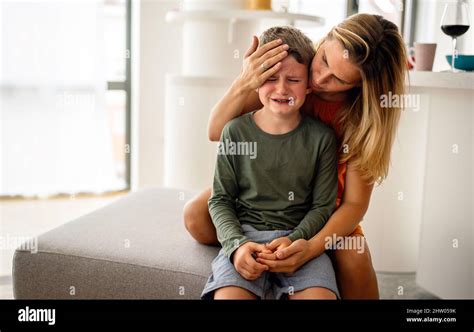 Retrato De La Madre Consolando A Su Triste Hijo Llorando Herido