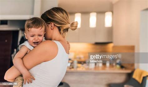 Madre Llorando Fotografías E Imágenes De Stock Getty Images