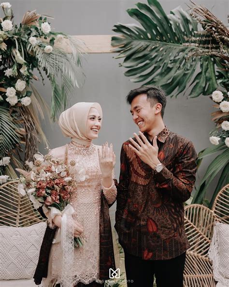 Model Baju Batik Couple Untuk Lamaran Fotografi Tunangan Gaya