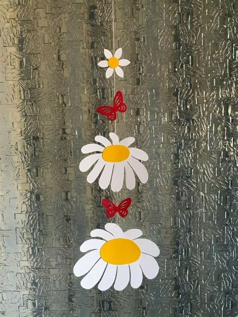 Beim fensterbilder basteln muss beachtet werden, dass die motive von beiden seiten sichtbar sind. Fensterbild aus Tonkarton Frühling Blumen Schmetterlinge ...