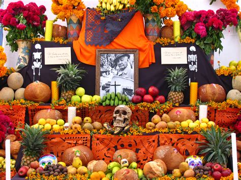Esto resultó en que para preguntas como tienen lengua los muertos, o si las calaveras son huecas cómo es que albergan el alma suya y la de los alimentos, me imaginé partes visualmente idénticas a las de un humano, pero hechas con una materia como el aire o algún tipo de elemento que no podemos ver con los ojos y que sólo con los ojos bien cerrados podríamos. Ideas para Altar de Muertos - Pasteles D' Lulú
