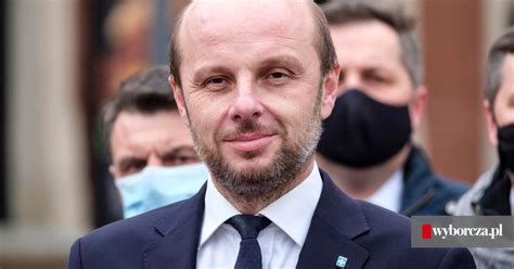 Informację ogłosił w poniedziałek na konferencji prasowej na rzeszowskim rynku. Wybory prezydenckie w Rzeszowie. Konrad Fijołek chce ...
