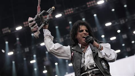 Alice Cooper Guarantees Band Members That They Will Get Injured On Tour