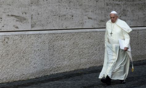 What Do Popes Wear