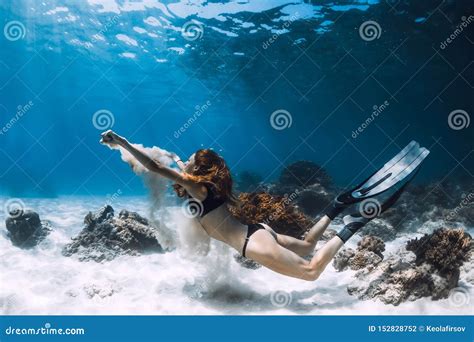 Nuotata Del Freediver Della Donna Subacquea Sopra Il Fondo Sabbioso Con La Sabbia Fotografia