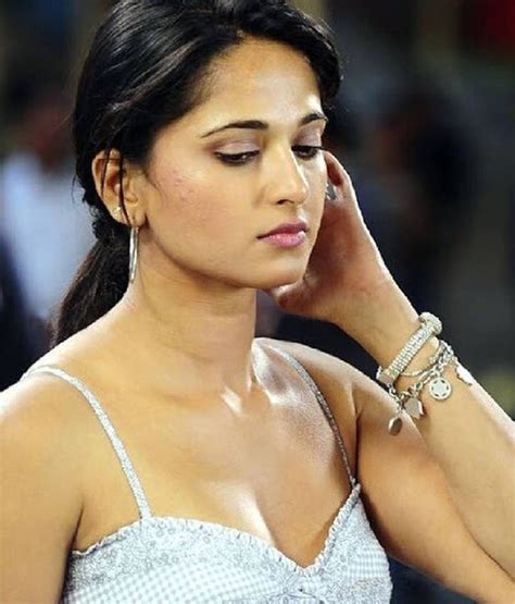 1 find out anushka shetty hd photos, anushka shetty biography, family, education qualifications, affairs/dating/marriage, and anushka shetty instagram, facebook, twitter, youtube. Pin on Makeup
