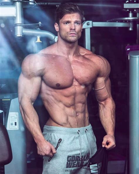 Robin Baloghs Physique On Point Muscle Men Physique Robin