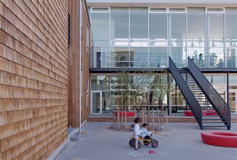 Skolen på islands brygge er et projekt der omfatter ombygning og renovering af eksisterende bygninger samt udvidelse fra 2 spor til 4 spor med nye bygninger og tilhørende friarealer. Skolen på Islands Brygge | NØHR & SIGSGAARD