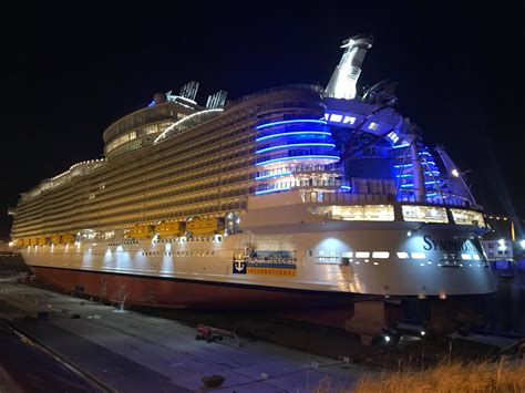 Symphony Of The Seas Lit Up At Night Mit Bildern Kreuzfahrt