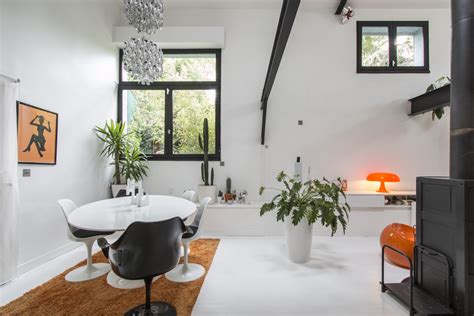 El equipo de interiorismo egue y seta ha reformado este bajo comercial, de 20 m2, en un espectacular loft industrial con un jardín interior. Apartamento tipo loft Ultra moderno.