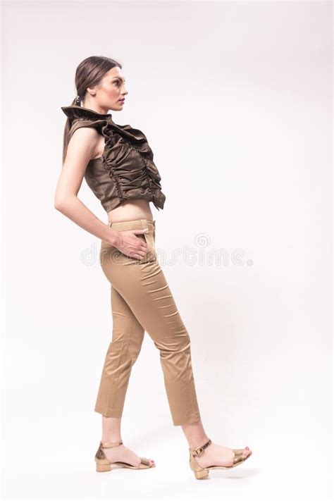 Uma Mulher Caucasiano Nova S Anos Modelo De Forma Posin Imagem De Stock Imagem De