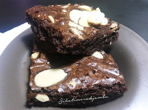 Really moist and fudgy, with a crisp top layer, these were easy to make and fabulous the next day. Resepi Brownies Moist Sukatan Cawan : Resepi Brownies Chewy Sukatan Cawan / Masukkan santan ke ...