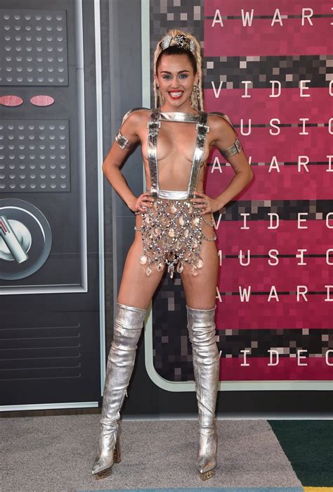 Vmas 2015 Miley Cyrus Shakes In Barely There Silver Straps On Red