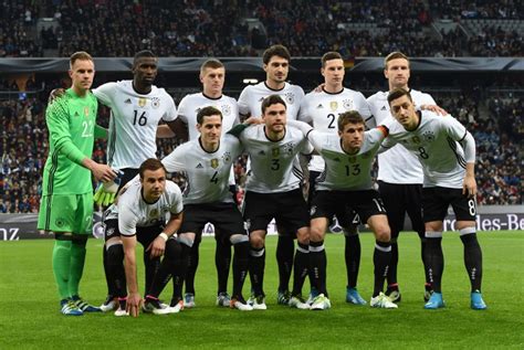 Da die nationalspieler normalerweise bei verschiedenen fußballclubs spielen, müssen sich diese spieler erst aufeinander einspielen. DFB Kader zur EM 2016 - die Nationalmannschaft | Fussball EM 2016