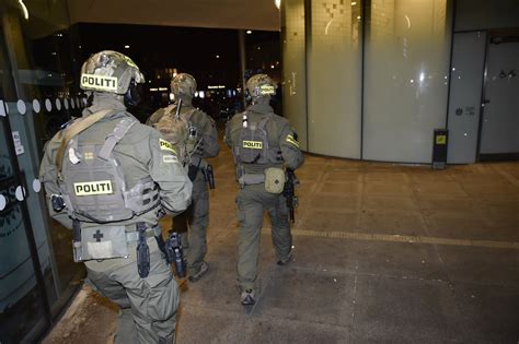 Aktionsstyrken og politiet er torsdag aften talstærkt til stede i hvidovre. Tre 'maskerede' mænd skyld i lukkede togstationer ...