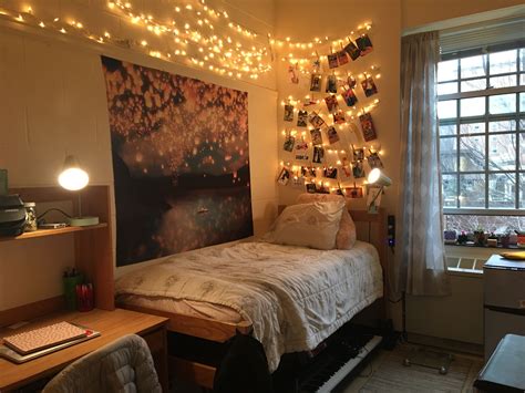 Ethereal is an aesthetic based around the feeling of being extremely delicate and light in a way that seems not to be of this world. Dorm room aesthetic: Tangled - Album on Imgur | Dorm room ...