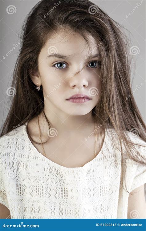 Portret Powabna Brunetki Mała Dziewczynka Obraz Stock Obraz Złożonej