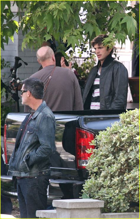 Ashton Kutcher Likes To Spread Em Photo 1041231 Pictures Just Jared