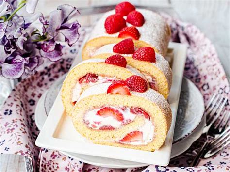 Einfache kuchen sind super unkompliziert. Erdbeer-Biskuitrolle mit Mascarpone Rezept | LECKER ...