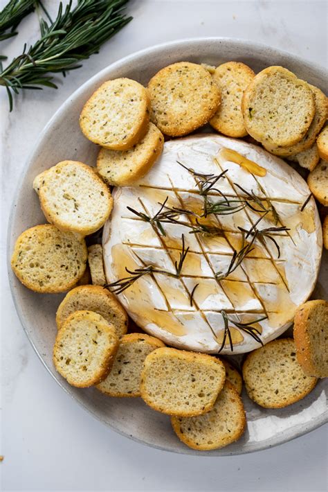 Last updated jun 09, 2021. Easy baked brie with honey, garlic and rosemary - Simply ...