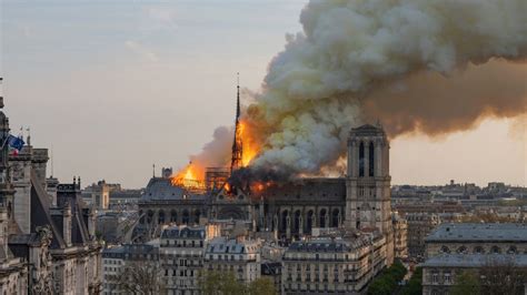 Comment Notre Dame A Pris Feu - RECIT. "C'est un symbole de Paris qui est en train de s'écrouler