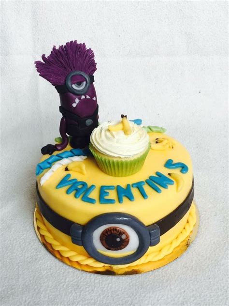 Followed the royal bakery minion tutorial but adapted it for the batman theme. Minions cake, Birthday cake dir boys | Minion cake, Birthday cake, Cake