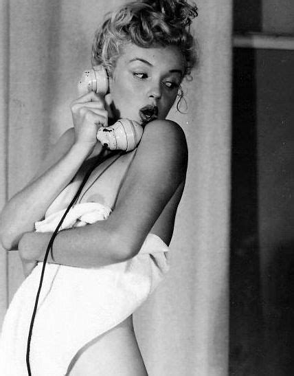 Marilyn Monroe Posing For Pinup Artist Earl Moran 1949 Marilyn