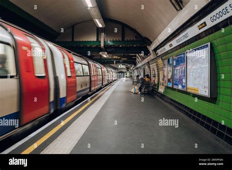 London Uk December 26 2022 Platform Of Goodge Street Station Of