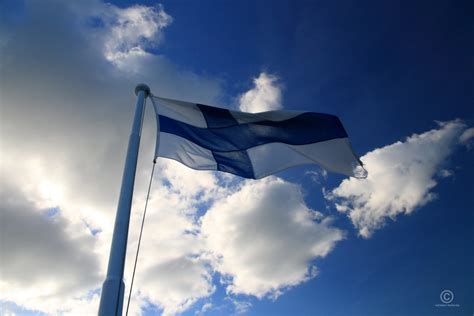 Suomen Lippu Liehuu Sinivalkoista Taivasta Vasten Visual Finland