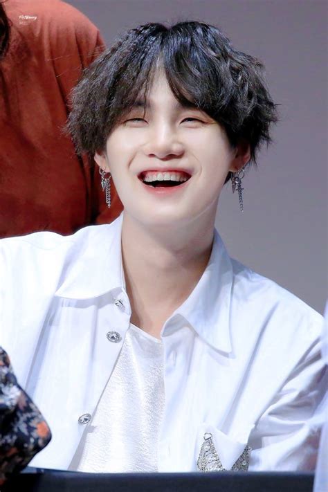 Ao Cute Smile I M Lucky That My Mom Has Same Smile Like Yoongi Hyung