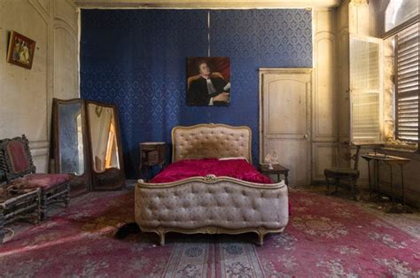 15 Photos Of Abandoned Bedrooms Show Their Dusty Remains Diy Photography