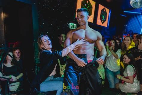 striptizer męski striptiz przystojny tancerz erotyczny mateusz tańczy