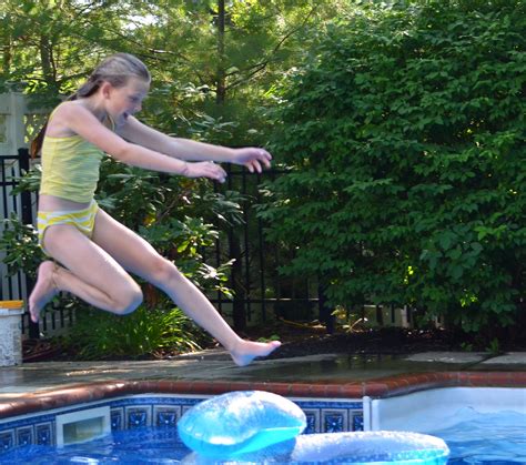 무료 이미지 소녀 놀이 아이 도약 여름 풀 튀김 수영장 뒤뜰 어린이 연주하다 여가 어린 시절 에너지