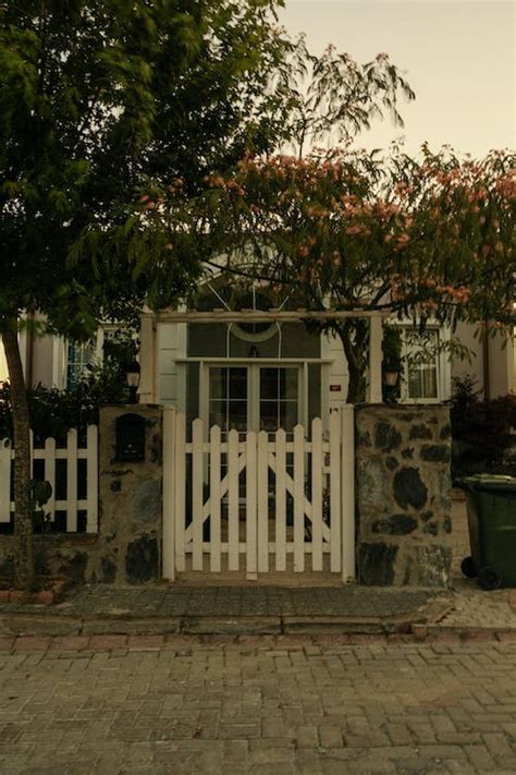 Entrance Gate to a Property · Free Stock Photo